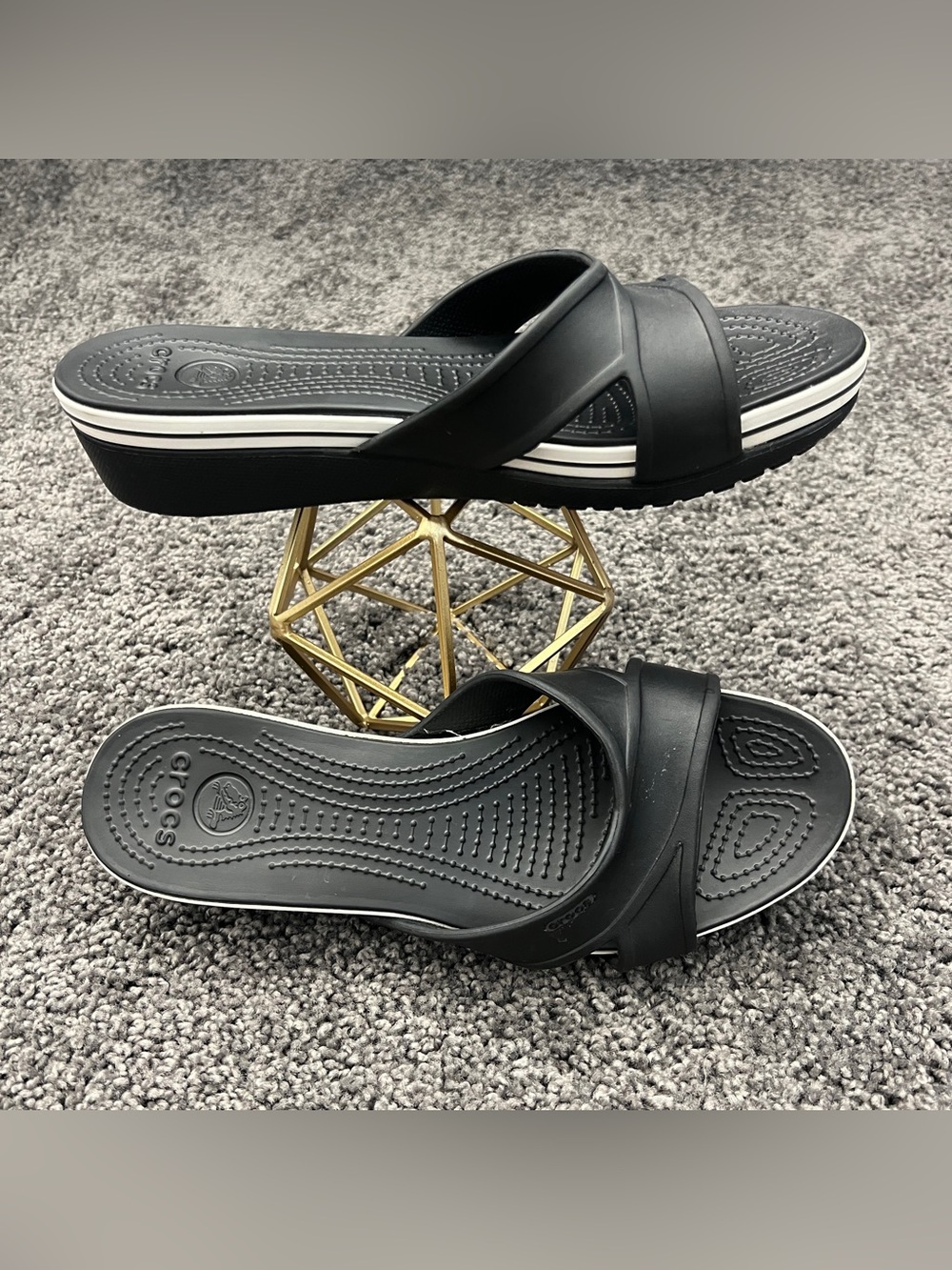 CROCS Cyprus Low Wedge Sandal Women’s Size 10 Slides Black White Crocband Cross